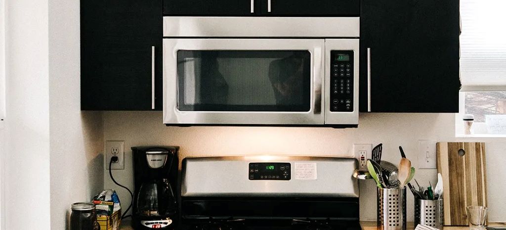 What not to do when cleaning a microwave?